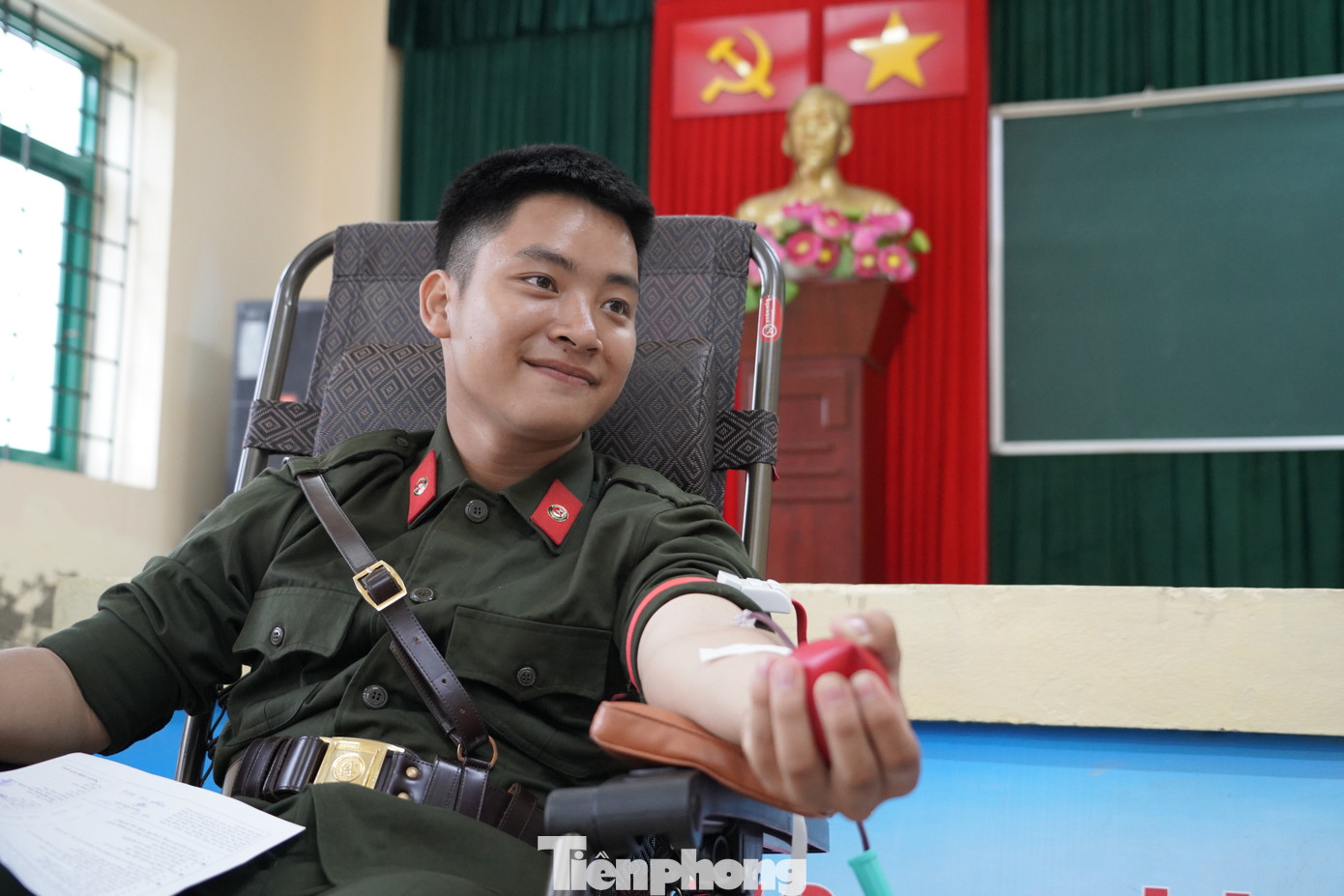 Nhiều chiến sỹ trẻ lần đầu hiến máu cũng cảm thấy hào hứng vì được đóng góp nghĩa cử cao đẹp.