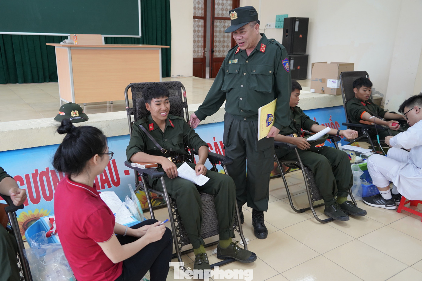 Chương trình hiến máu cũng là dịp để cán bộ chiến sĩ phát huy tinh thần trách nhiệm, tình cảm của người chiến sĩ CAND đối với đất nước, với cộng đồng xã hội, góp sức chung tay vì sức khỏe của nhân dân.