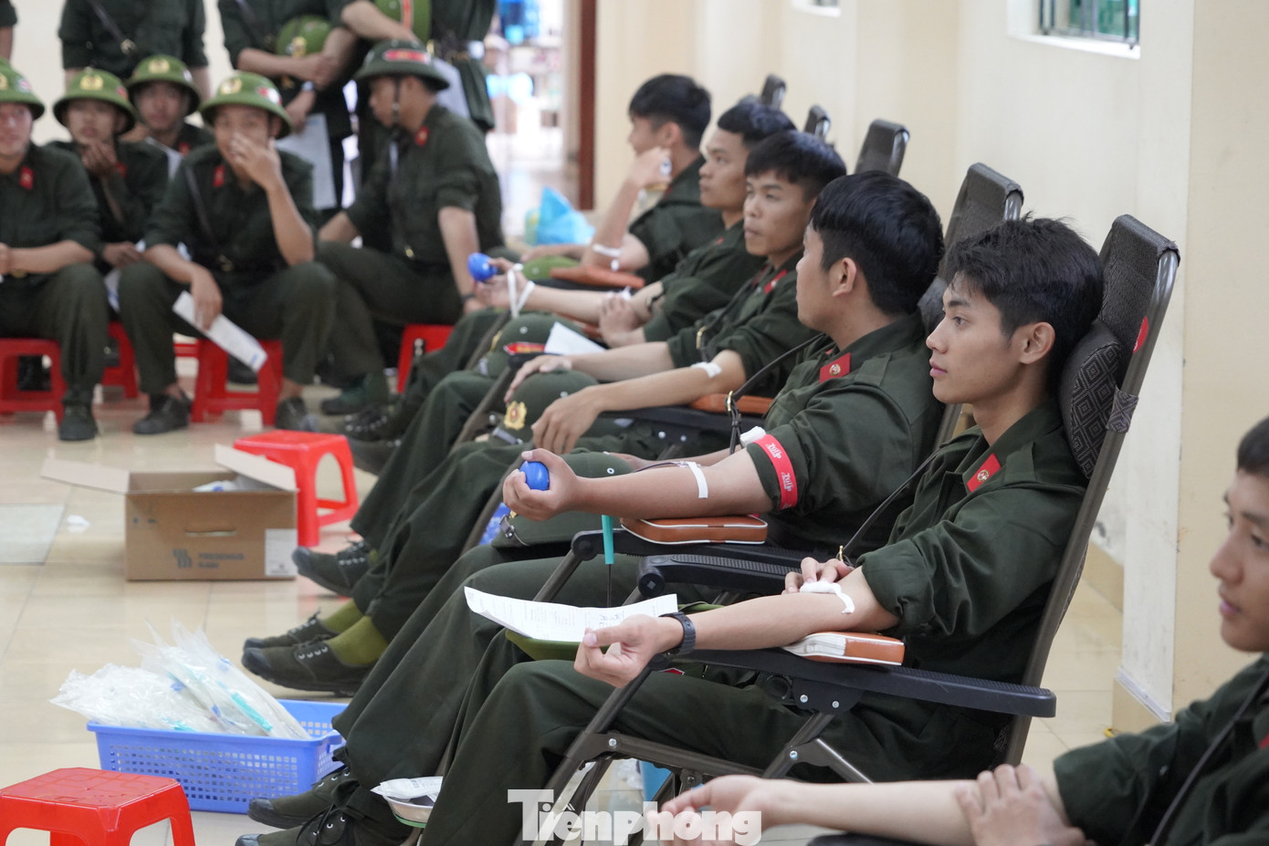 Háo hức được hiến máu, nhiều chiến sĩ xếp ghế ngồi đợi đến lượt.