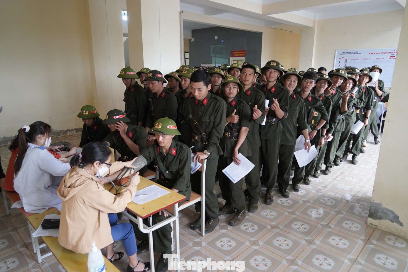 Từ sáng sớm, hàng trăm chiến sĩ đã xếp hàng ngay ngắn đăng ký hiến máu.