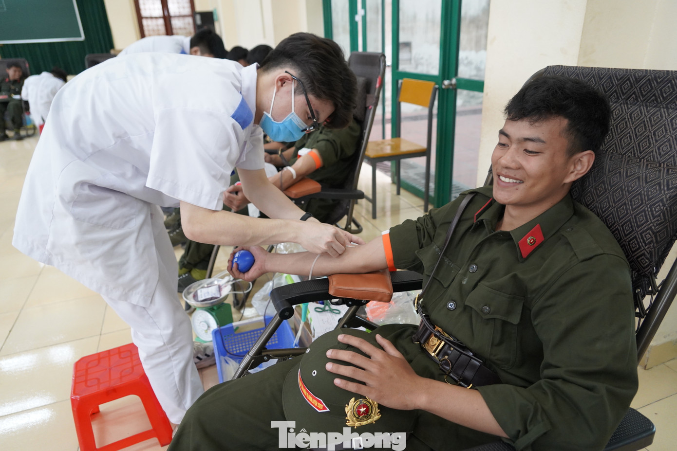 Mỗi tiểu đoàn có khoảng 150 chiến sĩ tham gia hiến máu.