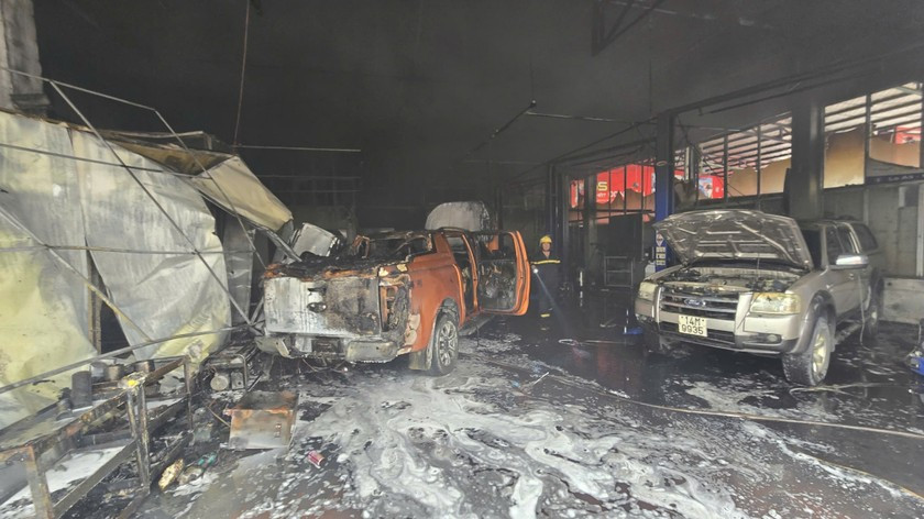 Hiện lực lượng chức năng đang tổ chức khám nghiệm hiện trường, điều tra nguyên nhân và thống kê thiệt hại vụ cháy.