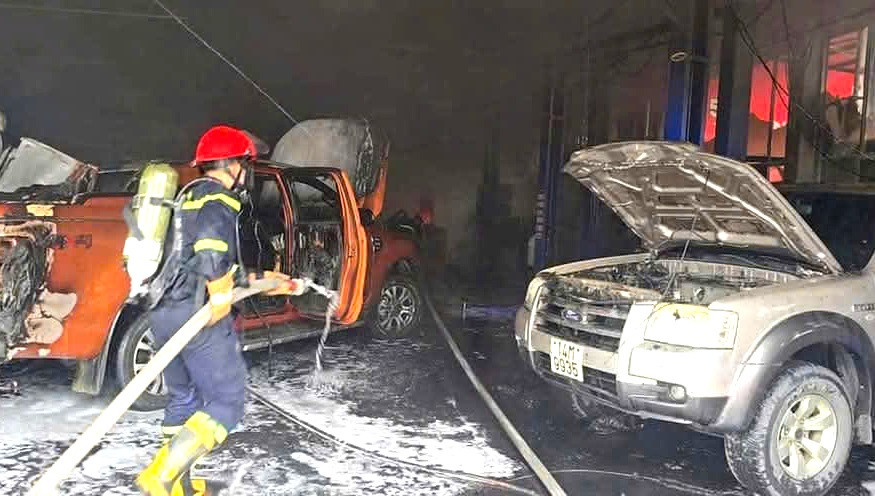 Xe ô tô đang sửa chữa tại xưởng cũng bị thiêu rụi.