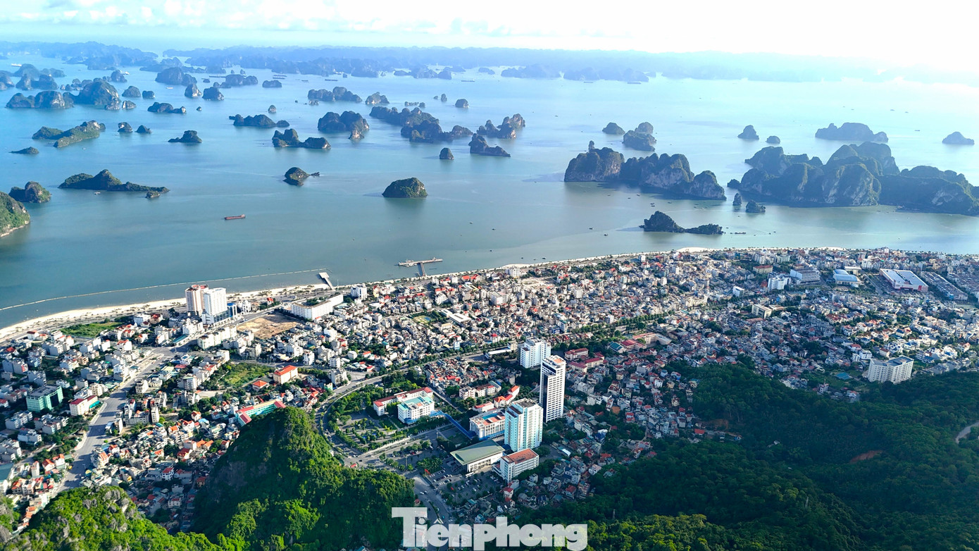 Các công trình xây dựng ven bờ biển ở TP Hạ Long có nguy cơ ảnh hưởng tới giá trị ngoại hạng toàn cầu về cảnh quan của vịnh Hạ Long. Ảnh: Hoàng Dương. Các công trình xây dựng ven bờ biển ở TP Hạ Long có nguy cơ ảnh hưởng tới giá trị ngoại hạng toàn cầu về cảnh quan của vịnh Hạ Long. Ảnh: Hoàng Dương.