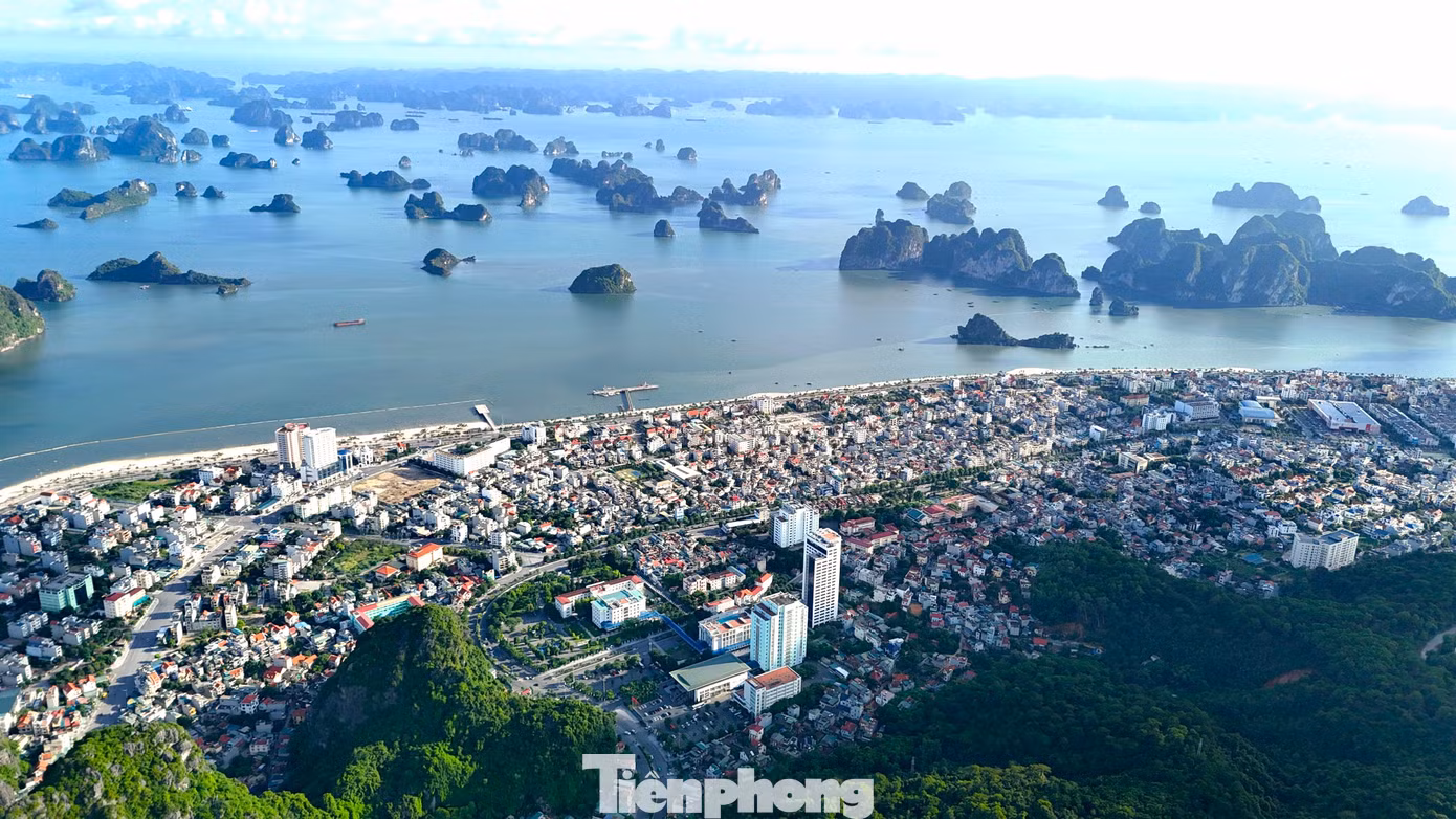 Các công trình xây dựng ven bờ biển ở TP Hạ Long có nguy cơ ảnh hưởng tới giá trị ngoại hạng toàn cầu về cảnh quan của vịnh Hạ Long. Ảnh: Hoàng Dương. Các công trình xây dựng ven bờ biển ở TP Hạ Long có nguy cơ ảnh hưởng tới giá trị ngoại hạng toàn cầu về cảnh quan của vịnh Hạ Long. Ảnh: Hoàng Dương.