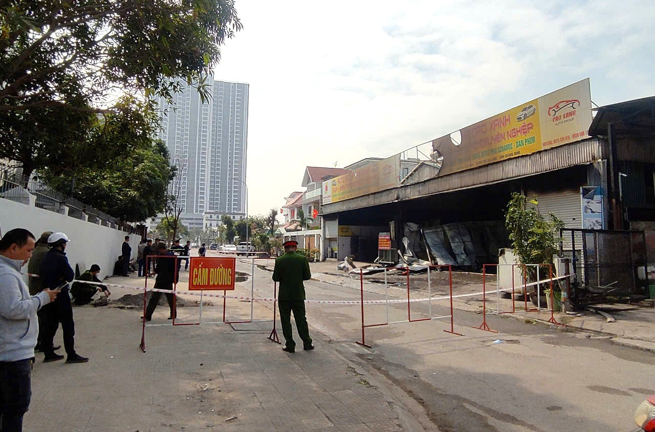 Rất may lực lượng chức năng sớm khống chế không để ngọn lửa cháy lan sang các khu vực lân cận.