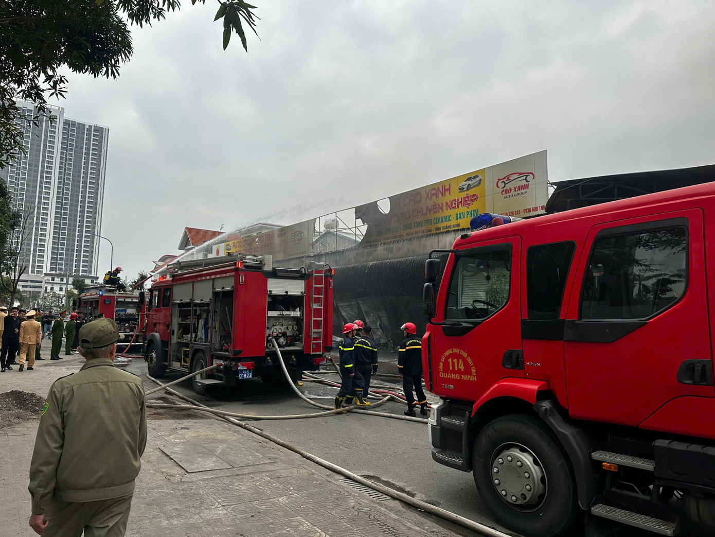 Nhận được tin báo, lực lượng chức năng đã có mặt tập trung dập lửa.