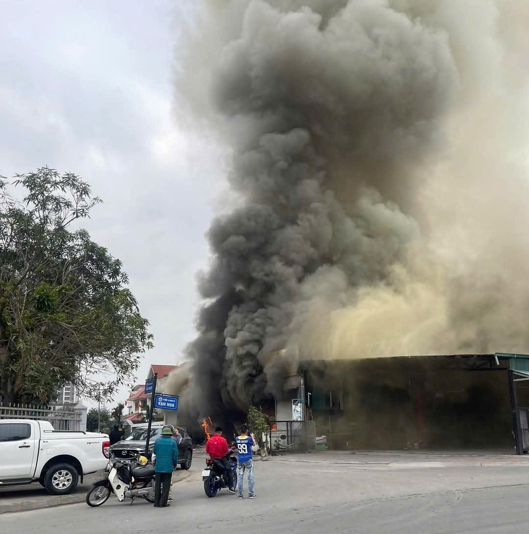 Đám cháy xuất phát từ nhà xưởng sửa chữa xe ô tô.