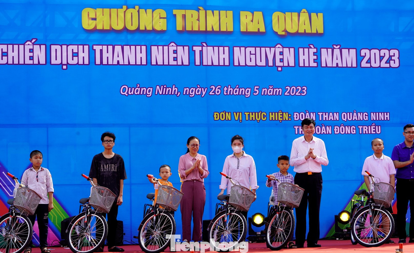 Trao tặng các phần quà là xe đạp cho 20 em học sinh có hoàn cảnh khó khăn, tổng giá trị 50 triệu đồng. Trao tặng các phần quà là xe đạp cho 20 em học sinh có hoàn cảnh khó khăn, tổng giá trị 50 triệu đồng.