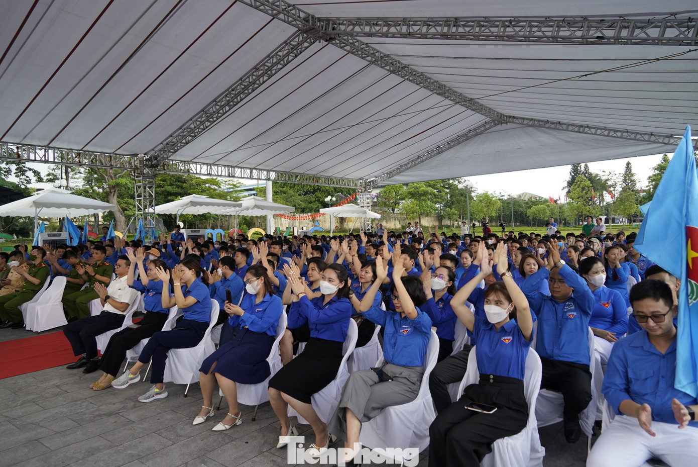 Hơn 300 đoàn viên thanh niên tham dự lễ ra quân. Hơn 300 đoàn viên thanh niên tham dự lễ ra quân.