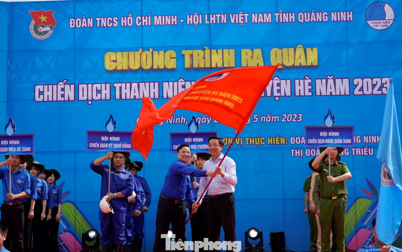 Cờ lệnh phất cao báo hiệu một mùa hè xanh tình nguyện sôi nổi của tuổi trẻ Quảng Ninh nhân dịp kỷ niệm 60 năm ngày thành lập tỉnh. Cờ lệnh phất cao báo hiệu một mùa hè xanh tình nguyện sôi nổi của tuổi trẻ Quảng Ninh nhân dịp kỷ niệm 60 năm ngày thành lập tỉnh.