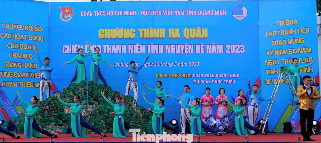 Nhiều tiết mục văn nghệ đặc sắc đến từ Đoàn thanh niên than Mạo Khê. Nhiều tiết mục văn nghệ đặc sắc đến từ Đoàn thanh niên than Mạo Khê.