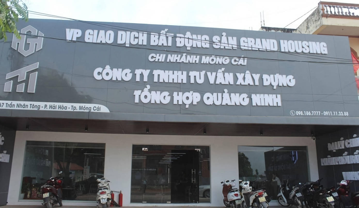 Văn phòng giao dịch có biển hiệu không đúng theo Giấy chứng nhận đăng ký kinh doanh.