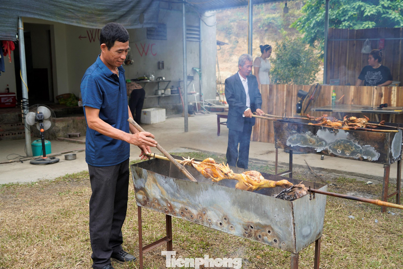 Ngoài trải nghiệm được tự tay hái cam tại vườn, du khách còn được nướng gà để cùng nhau thưởng thức. Gia đình anh Hậu cũng tự tay nấu thêm một số món ăn nhẹ cho du khách có nhu cầu. Ngoài trải nghiệm được tự tay hái cam tại vườn, du khách còn được nướng gà để cùng nhau thưởng thức. Gia đình anh Hậu cũng tự tay nấu thêm một số món ăn nhẹ cho du khách có nhu cầu.