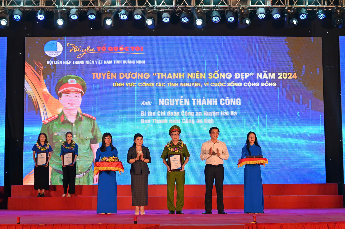 Vinh danh 10 cá nhân đạt danh hiệu "Thanh niên sống đẹp". Vinh danh 10 cá nhân đạt danh hiệu "Thanh niên sống đẹp".