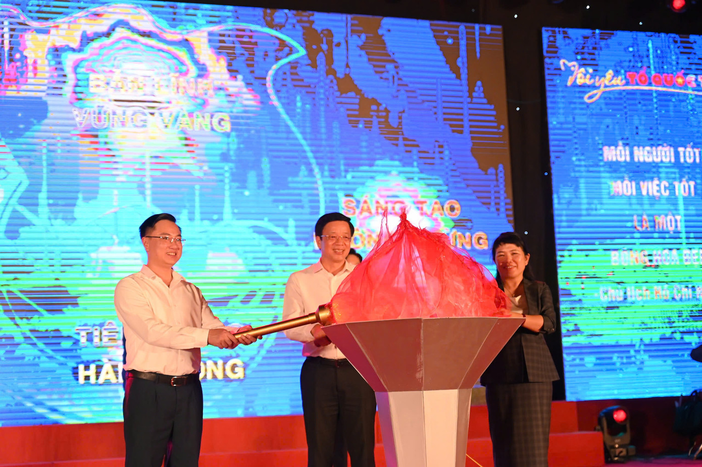 Nghi thức thắp lửa và truyền lửa truyền thống để truyền lửa, trao lại niềm tin và trách nhiệm lớn lao từ thế hệ trước đến thế hệ trẻ Quảng Ninh ngày hôm nay. Nghi thức thắp lửa và truyền lửa truyền thống để truyền lửa, trao lại niềm tin và trách nhiệm lớn lao từ thế hệ trước đến thế hệ trẻ Quảng Ninh ngày hôm nay.