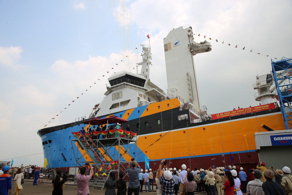 Tàu có chiều dài toàn bộ tàu 88,6m; chiều rộng thiết kế 19,7m; chiều cao từ máy lên boong chính 88m. Ảnh QMG.