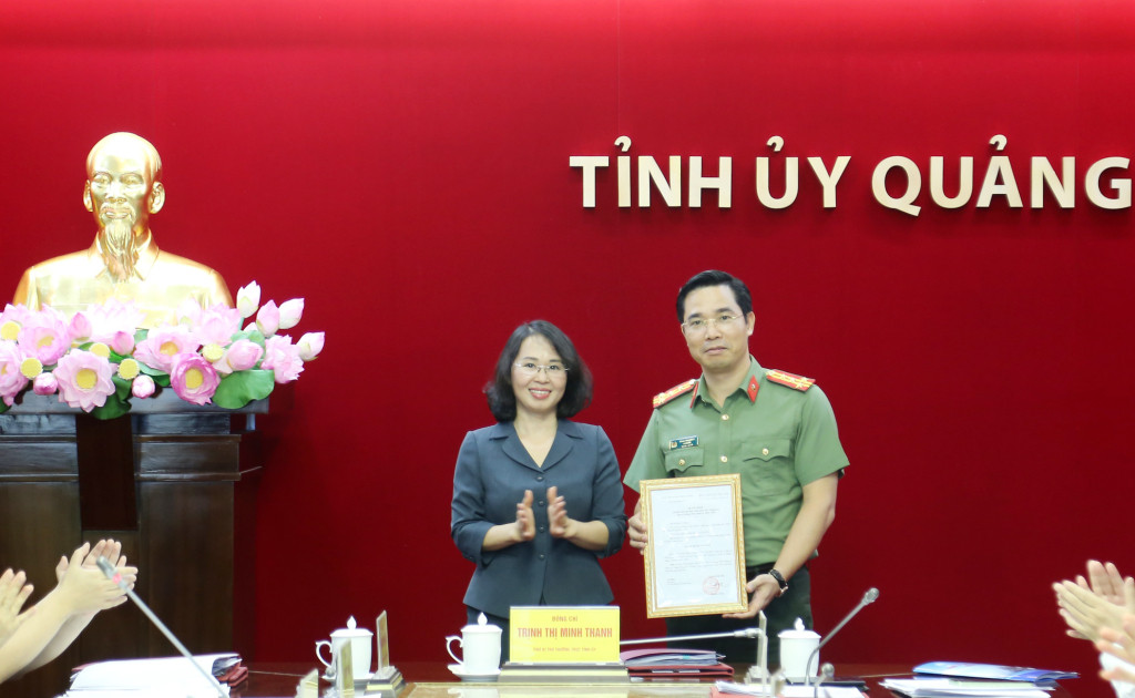 Bà Trịnh Thị Minh Thanh, Phó Bí thư Thường trực Tỉnh ủy Quảng Ninh trao quyết định cho Đại tá Trần Văn Phúc. Bà Trịnh Thị Minh Thanh, Phó Bí thư Thường trực Tỉnh ủy Quảng Ninh trao quyết định cho Đại tá Trần Văn Phúc.