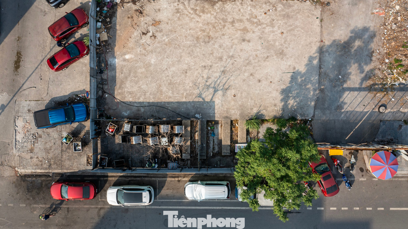 Xung quanh dự án được quây rào chắn, vị trí góc tiếp giáp với đường Trần Hưng Đạo trở thành điểm tập kết rác và xe chở rác. Phía bên trong, những bãi rác thải xây dựng nằm xen kẽ giữa bãi đất trống. Xung quanh dự án được quây rào chắn, vị trí góc tiếp giáp với đường Trần Hưng Đạo trở thành điểm tập kết rác và xe chở rác. Phía bên trong, những bãi rác thải xây dựng nằm xen kẽ giữa bãi đất trống.