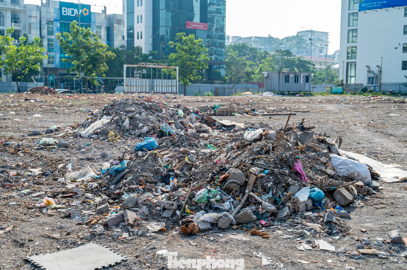 Ông Nguyễn Văn Trung, trú cạnh dự án, cho biết trước đây cũng có một vài máy móc thiết bị được đưa đến nhưng sau đó lại rút đi. Dần dần khu đất bỏ hoang sau đó thành điểm trông giữ xe và bán cây cảnh vào dịp Tết. Ông Nguyễn Văn Trung, trú cạnh dự án, cho biết trước đây cũng có một vài máy móc thiết bị được đưa đến nhưng sau đó lại rút đi. Dần dần khu đất bỏ hoang sau đó thành điểm trông giữ xe và bán cây cảnh vào dịp Tết.