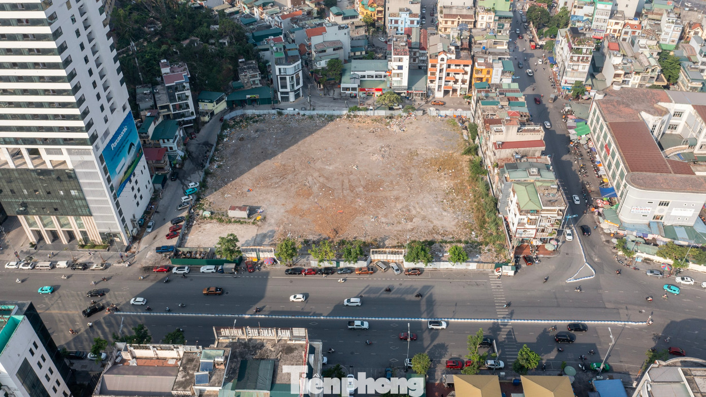 Khu đất thực hiện dự án vẫn là bãi đất trống chỉ tồn tại duy nhất phần nền móng của khu chung cư cũ đã được phá bỏ trước đó. Khu đất thực hiện dự án vẫn là bãi đất trống chỉ tồn tại duy nhất phần nền móng của khu chung cư cũ đã được phá bỏ trước đó.