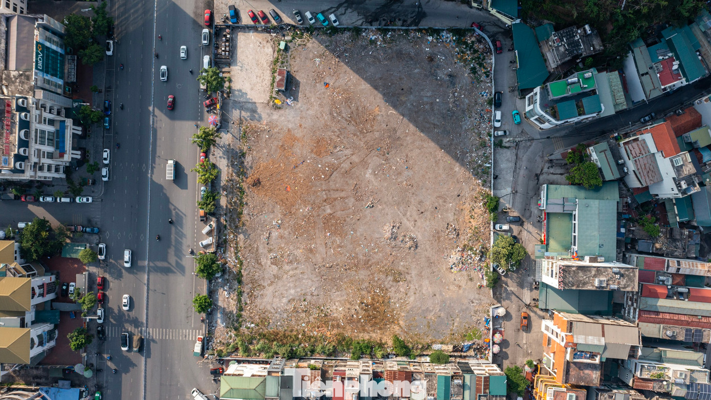 Ghi nhận của báo Tiền Phong, trên diện tích 8.496,4 m² được phê duyệt thực hiện dự án không có bất cứ thiết bị, máy móc nào làm việc. Toàn bộ dự án chung cư sau 8 năm triển khai xây dựng vẫn nằm im bất động. Ghi nhận của báo Tiền Phong, trên diện tích 8.496,4 m² được phê duyệt thực hiện dự án không có bất cứ thiết bị, máy móc nào làm việc. Toàn bộ dự án chung cư sau 8 năm triển khai xây dựng vẫn nằm im bất động.