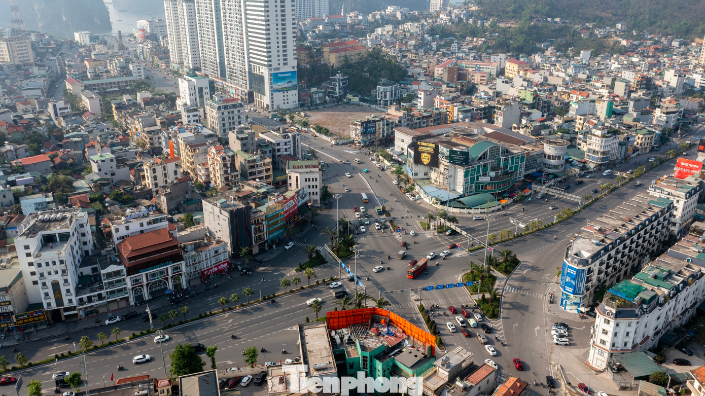 Vị trí thực hiện dự án được giới bất động sản đánh giá là “vị trí vàng” nằm giữa trung tâm TP Hạ Long còn sót lại khi nằm trên trục đường Trần Hưng Đạo với nhiều khối nhà chung cư đã được xây dựng và sát vách với khu chợ sầm uất. Vị trí thực hiện dự án được giới bất động sản đánh giá là “vị trí vàng” nằm giữa trung tâm TP Hạ Long còn sót lại khi nằm trên trục đường Trần Hưng Đạo với nhiều khối nhà chung cư đã được xây dựng và sát vách với khu chợ sầm uất.