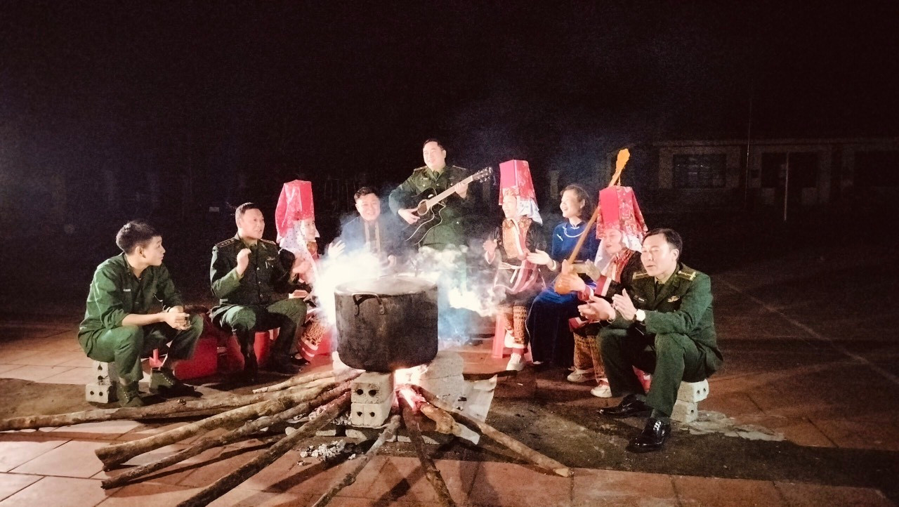 Đêm xuống, các chiến sĩ cùng bà con nấu bánh chưng, chơi đàn ghita, hát then cùng đàn tính. Tình quân dân đầm ấm tiếp thêm sức mạnh cho các chiến sĩ đón Tết xa nhà. Tình cảm ấy giúp họ càng thêm kiên định trên những tuyến đường tuần tra của người lính quân hàm xanh.