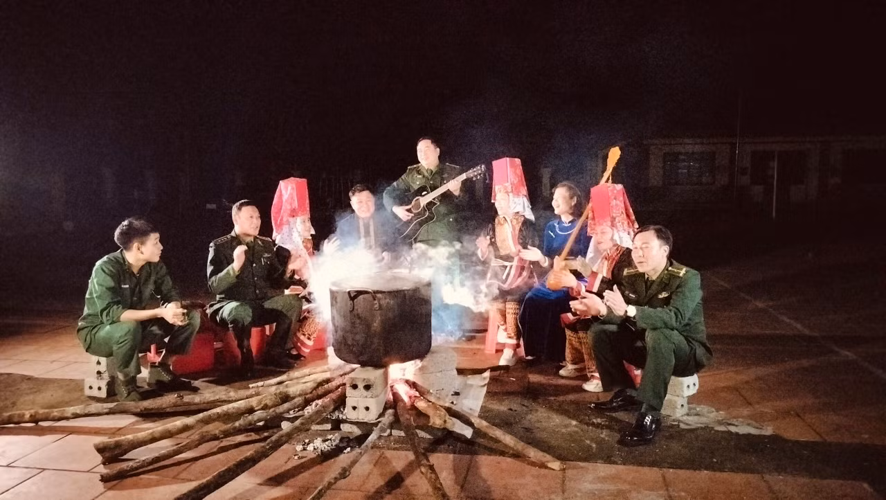 Đêm xuống, các chiến sĩ cùng bà con nấu bánh chưng, chơi đàn ghita, hát then cùng đàn tính. Tình quân dân đầm ấm tiếp thêm sức mạnh cho các chiến sĩ đón Tết xa nhà. Tình cảm ấy giúp họ càng thêm kiên định trên những tuyến đường tuần tra của người lính quân hàm xanh.