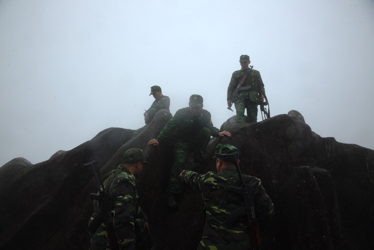 Với tình anh em, đồng chí, đồng đội khăng khít đã giúp họ hằng ngày vượt qua những cung đường hiểm trở.