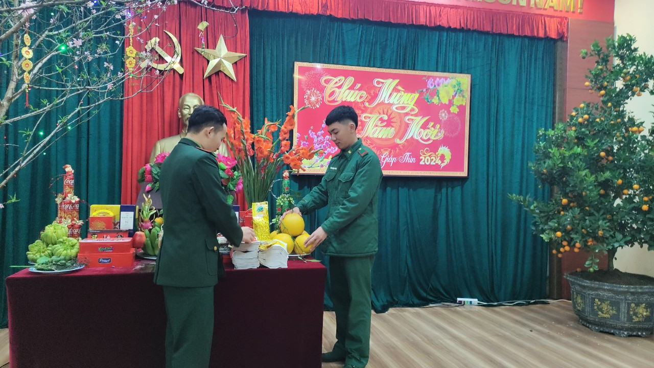 Tết ở đây không phải sửa soạn gì nhiều, có chăng là có thêm cành đào, cành hoa và mâm cỗ. Hoa quả được hái trong vườn, bánh chưng tự nấu từ thịt lợn của các chiến sĩ tăng gia sản xuất.