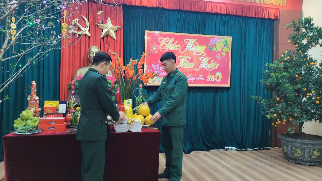 Tết ở đây không phải sửa soạn gì nhiều, có chăng là có thêm cành đào, cành hoa và mâm cỗ. Hoa quả được hái trong vườn, bánh chưng tự nấu từ thịt lợn của các chiến sĩ tăng gia sản xuất.