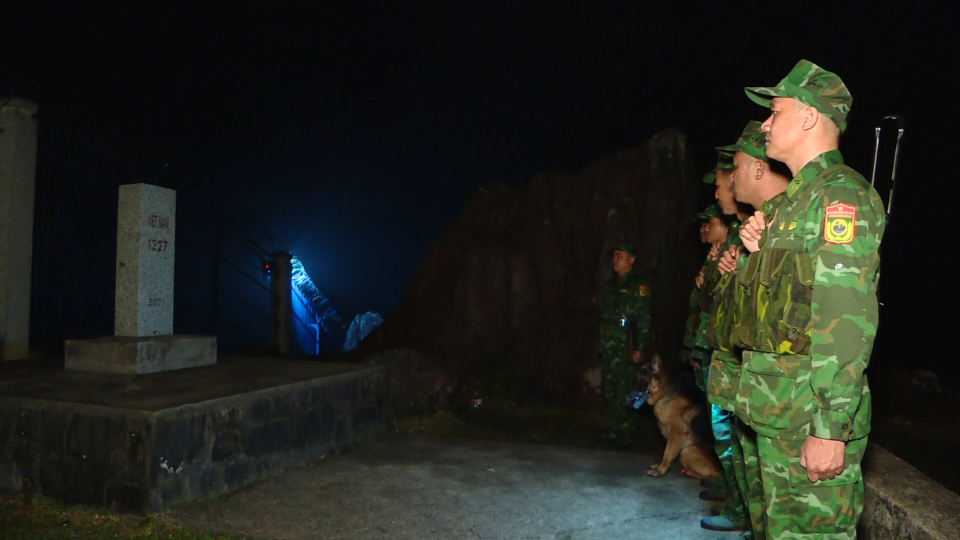 Tuyến tuần tra, kiểm soát từ cột mốc 1326 đến cột mốc 1327 gập ghềnh, quanh co uốn khúc giữa núi rừng.