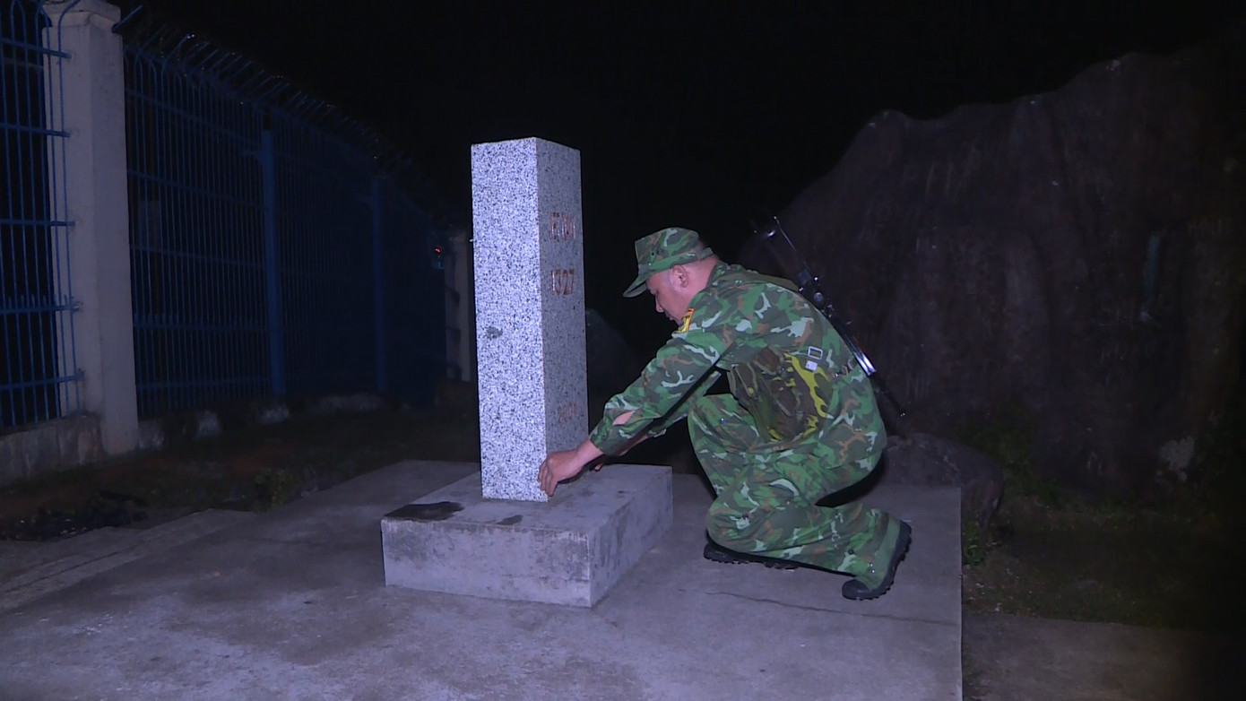 Đêm tối kèm với sương mù khiến tầm nhìn chỉ còn tính bằng mét, gió lạnh tấp thẳng vào mặt vẫn không làm những bước chân chiến sĩ nơi đây chậm lại.