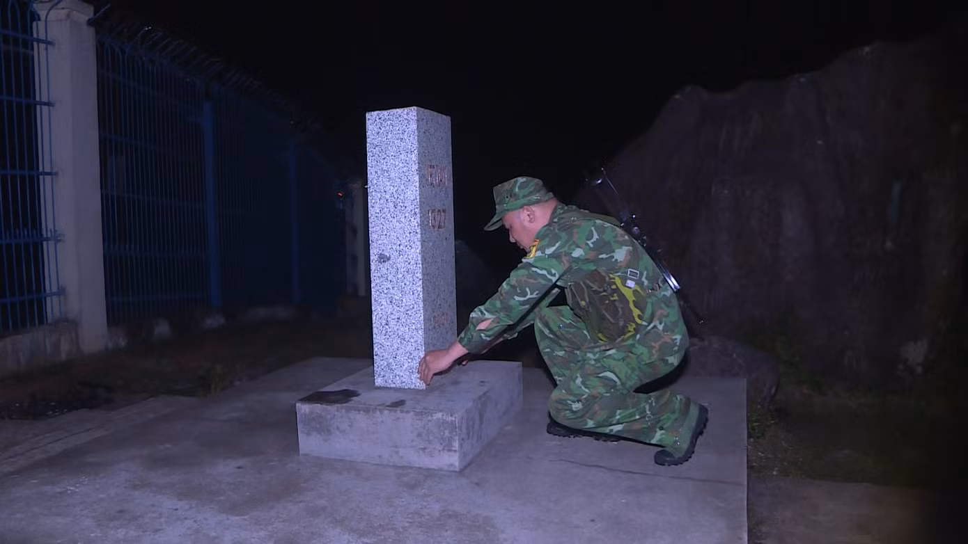 Đêm tối kèm với sương mù khiến tầm nhìn chỉ còn tính bằng mét, gió lạnh tấp thẳng vào mặt vẫn không làm những bước chân chiến sĩ nơi đây chậm lại.