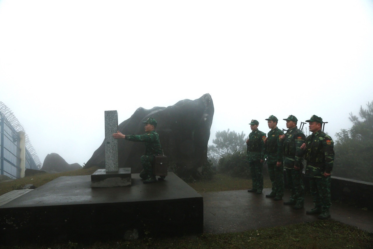 Tết đang đến gần, nhưng các chiến sĩ biên phòng cửa khẩu Hoành Mô vẫn ứng trực 24/24. Họ xác định những ngày tới sẽ đón Tết dọc tuyến đường biên.