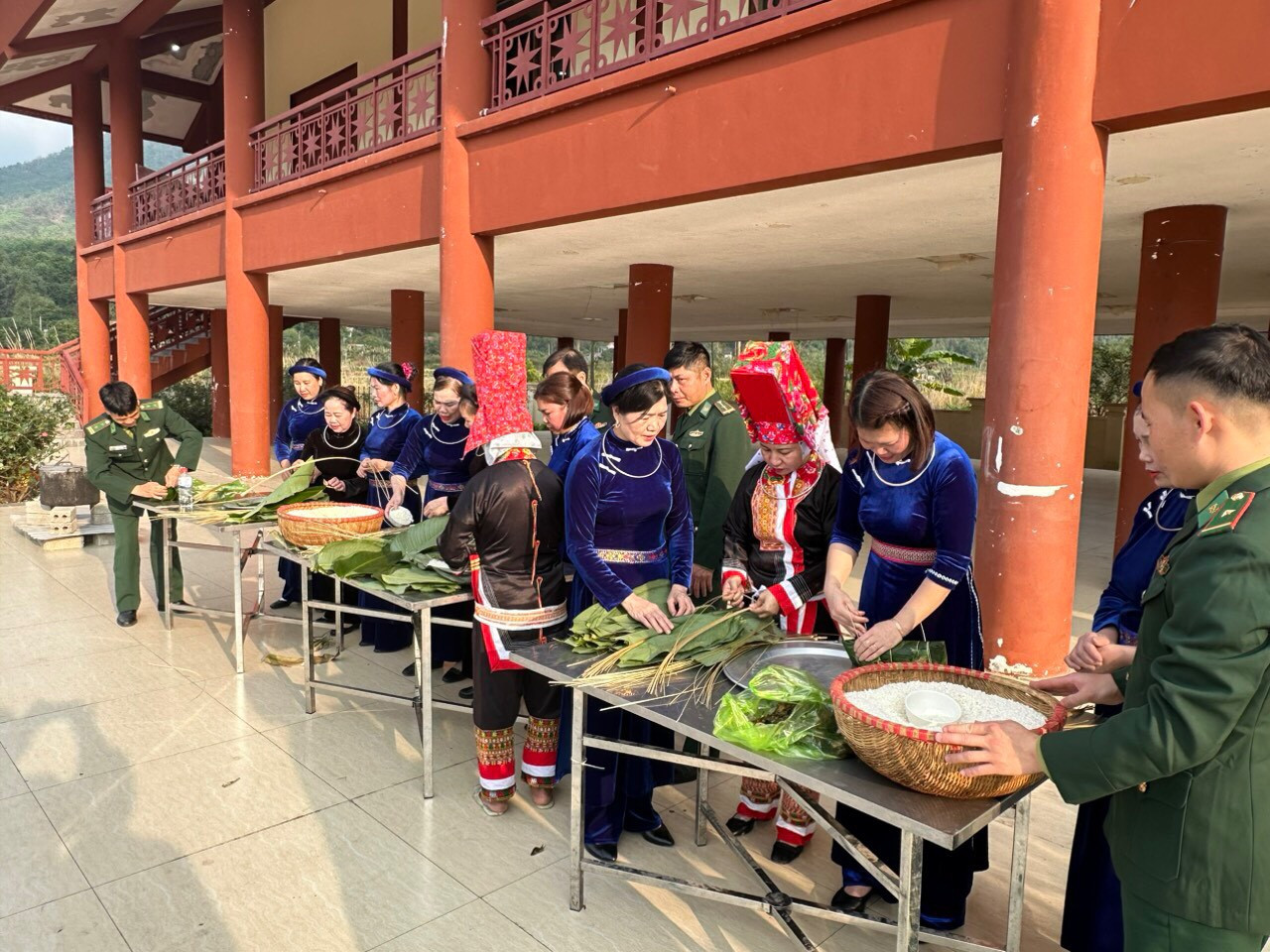 Năm nay, Đồn Biên phòng cửa khẩu Hoành Mô cũng tổ chức chương trình "Xuân Biên phòng ấm lòng dân bản", gói bánh chưng, khám bệnh cấp thuốc cho bà con dân tộc.