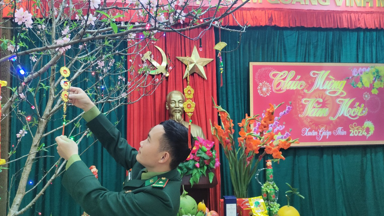 Tại đơn vị, các chiến sĩ đang hối hả trang trí cành đào, mâm cỗ chờ thời khắc giao thừa.