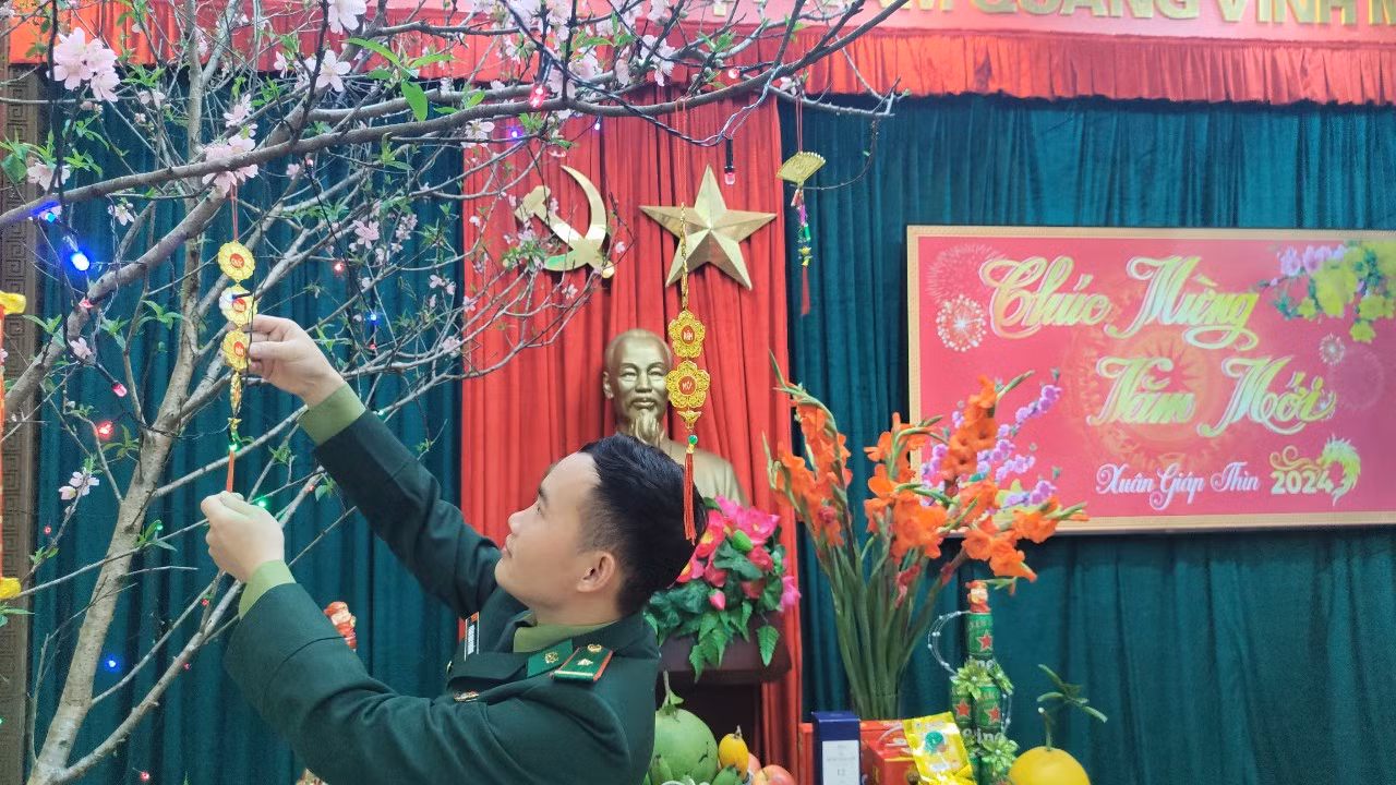 Tại đơn vị, các chiến sĩ đang hối hả trang trí cành đào, mâm cỗ chờ thời khắc giao thừa.