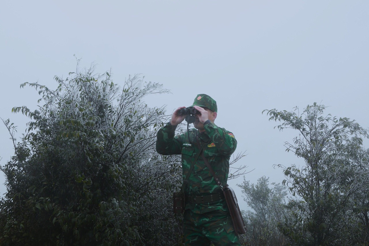 Thượng tá Tẩy Văn Thái - Chính trị viên Đồn Biên phòng cửa khẩu Hoành Mô, cho biết, càng gần Tết, các hoạt động buôn lậu, xuất nhập cảnh trái phép càng gia tăng nên việc đồn phải ứng trực xuyên đêm là bình thường.