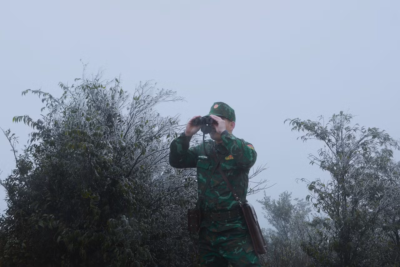 Thượng tá Tẩy Văn Thái - Chính trị viên Đồn Biên phòng cửa khẩu Hoành Mô, cho biết, càng gần Tết, các hoạt động buôn lậu, xuất nhập cảnh trái phép càng gia tăng nên việc đồn phải ứng trực xuyên đêm là bình thường.