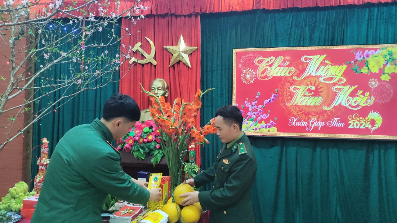 "Cũng nhớ nhà lắm, nhưng môi trường quân đội khiến tôi trưởng thành, vững vàng hơn, ở đây tôi được rèn luyện ý chí, tác phong nghiêm túc. Tết cùng đồng đội, chiến sĩ và dân bản là một kỷ niệm quý giá mà tôi sẽ không quên trong cuộc đời", Nam tâm sự.