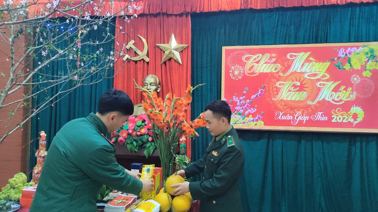 "Cũng nhớ nhà lắm, nhưng môi trường quân đội khiến tôi trưởng thành, vững vàng hơn, ở đây tôi được rèn luyện ý chí, tác phong nghiêm túc. Tết cùng đồng đội, chiến sĩ và dân bản là một kỷ niệm quý giá mà tôi sẽ không quên trong cuộc đời", Nam tâm sự.