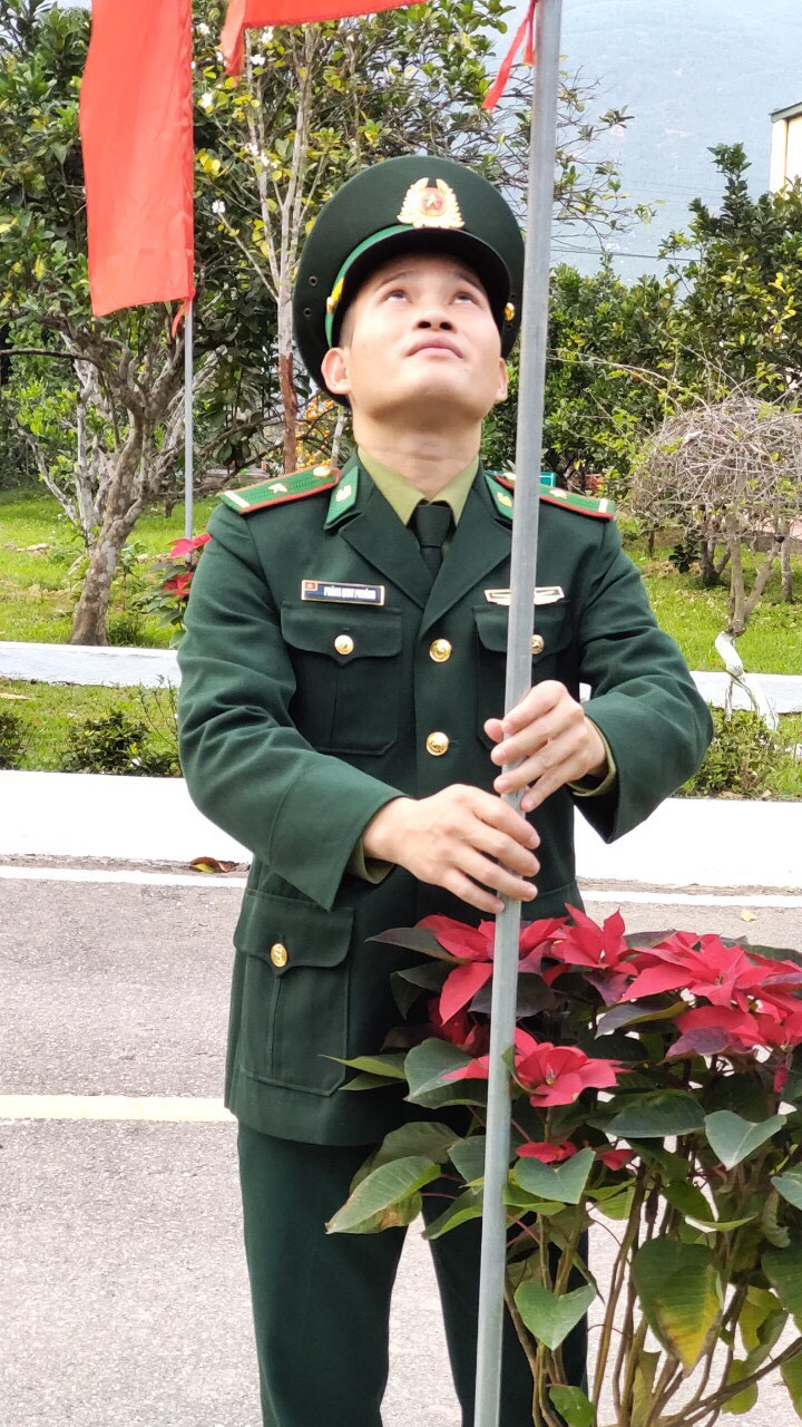 Thượng tá Tẩy Văn Thái - Chính trị viên Đồn Biên phòng cửa khẩu Hoành Mô, cười vui khi nói về không khí đón Tết của đơn vị. Có nhiều chiến sĩ cách nhà chưa đến 50km nhưng hai năm không về đón Tết cùng gia đình. Các chiến sĩ không lấy đó làm buồn mà vui vẻ ở lại vì họ xác định đồn là nhà, biên giới là quê hương, các dân tộc anh em là ruột thịt.