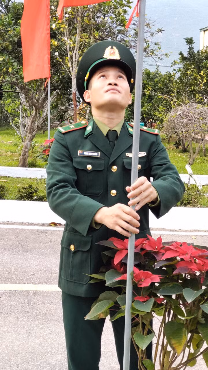 Thượng tá Tẩy Văn Thái - Chính trị viên Đồn Biên phòng cửa khẩu Hoành Mô, cười vui khi nói về không khí đón Tết của đơn vị. Có nhiều chiến sĩ cách nhà chưa đến 50km nhưng hai năm không về đón Tết cùng gia đình. Các chiến sĩ không lấy đó làm buồn mà vui vẻ ở lại vì họ xác định đồn là nhà, biên giới là quê hương, các dân tộc anh em là ruột thịt.