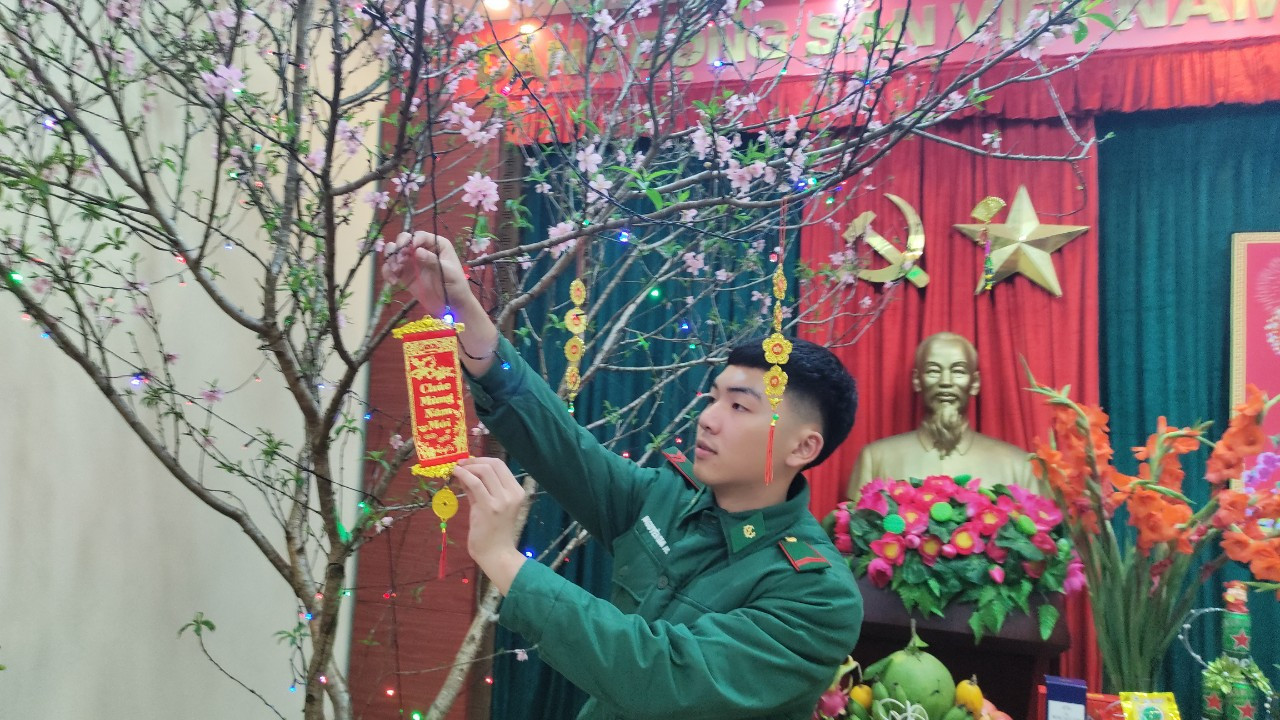 Binh nhất Nguyễn Gia Nam (chiến sĩ Đội Tham mưu hành chính) bỡ ngỡ khi năm nay lần đầu tiên Nam đón Tết trong môi trường quân ngũ. Lần đầu tiên Nam tự tay gói được chiếc bánh chưng, việc mà trước đây toàn phải nhờ đến ông nội và bố.