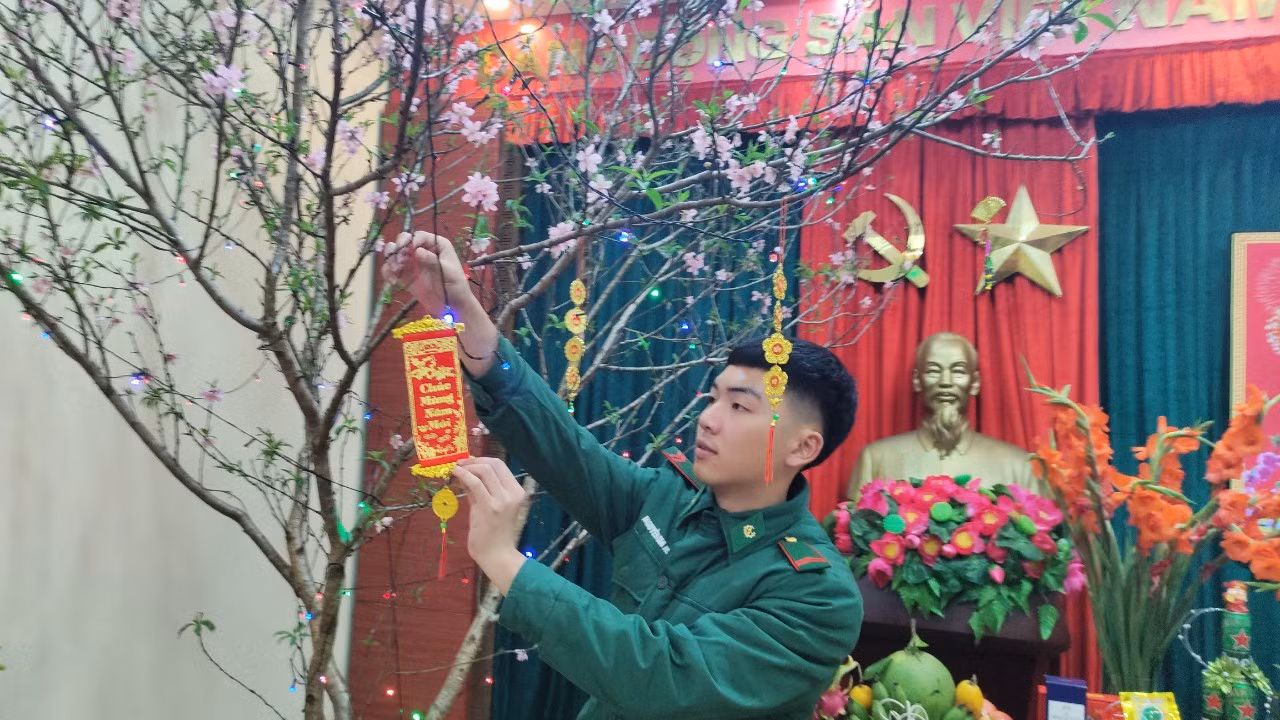 Binh nhất Nguyễn Gia Nam (chiến sĩ Đội Tham mưu hành chính) bỡ ngỡ khi năm nay lần đầu tiên Nam đón Tết trong môi trường quân ngũ. Lần đầu tiên Nam tự tay gói được chiếc bánh chưng, việc mà trước đây toàn phải nhờ đến ông nội và bố.