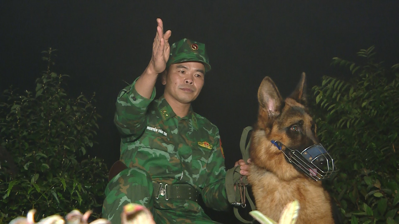 Dù mưa gió, ngày đêm hay giá rét, các chiến sĩ vẫn xuyên đêm trên cung đường tuần tra.