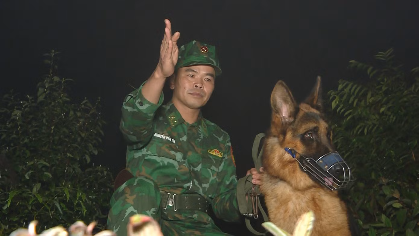 Dù mưa gió, ngày đêm hay giá rét, các chiến sĩ vẫn xuyên đêm trên cung đường tuần tra.