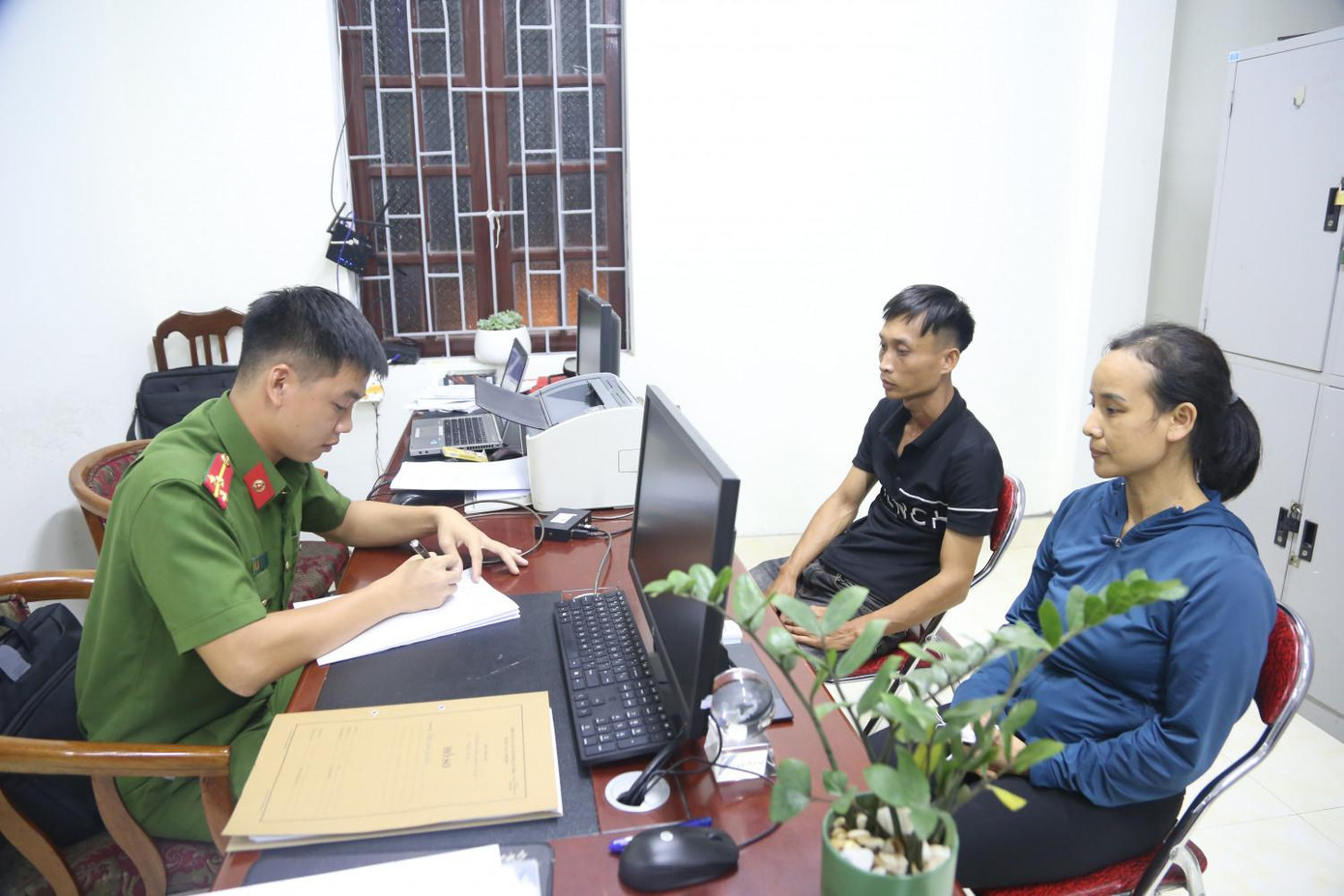 Cơ quan CSĐT lấy lời khai các đối tượng.